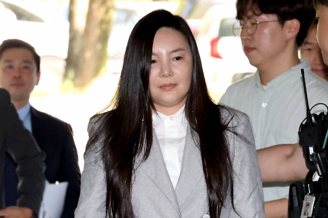 300억 원대 사기 혐의를 받는 연예기획사 원헌드레드 레이블 차가원 대표가 3일 오전 서울 서초구 서울중앙지방법원에서 열린 구속영장 실질심사에 출석하고 있다/사진=뉴스1