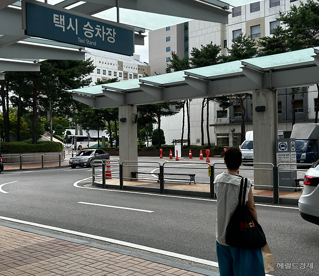 지난 29일 오전 9시20분께 서울 서초구 성모병원 택시 승차장에서 한 시민이 택시를 기다리고 있다. 이준영 수습기자