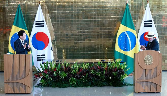 이재명 대통령과 루이스 이나시우 룰라 다시우바 브라질 대통령이 7월27일(현지시각) 브라질리아 대통령 관저에서 공동언론발표를 마친 뒤 박수치고 있다. 연합뉴스