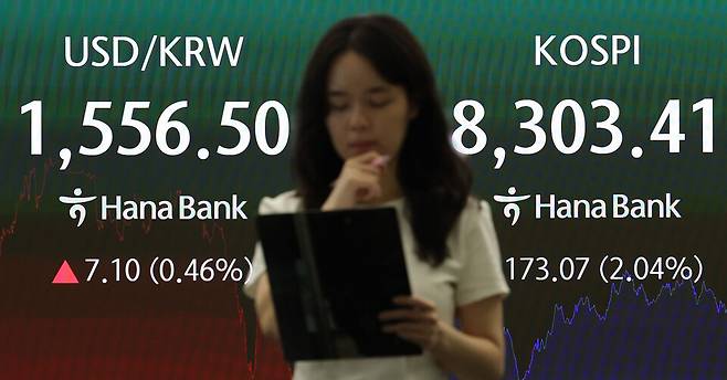 원-달러 환율이 1550원을 넘어선 지난 7월1일 서울 중구 하나은행 딜링룸에 원-달러 환율과 코스피 지수가 표시돼 있다. ⓒ연합뉴스