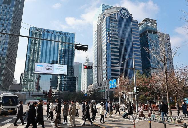 '국장 복귀' 서학개미엔 비과세 (서울=연합뉴스) 한종찬 기자 = 해외 주식을 팔고 국내 주식에 장기 투자하면, 해외주식 양도소득세(20%)를 한시적으로 비과세하는 방안이 추진된다. 해외 주식 투자자들을 국내 증시로 유도해서 원/달러 환율 상승 압력을 줄이는 동시에 국내 증시도 활성화하겠다는 취지다. 기획재정부는 24일 이같은 내용을 담은 '국내투자·외환안정 세제지원 방안'을 발표했다. 사진은 이날 서울 여의도 증권가. 2025.12.24 saba@yna.co.kr