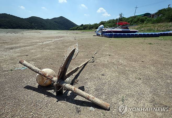 보트만 덩그러니 (경주=연합뉴스) 김현태 기자 = 2일 경북 경주시 안강읍 하곡저수지가 대부분 바닥이 드러난 채 메말라가고 있다. 농어촌정보 포털서비스에 따르면 인근 976㏊의 논밭에 물을 대는 하곡지의 이날 기준 저수량은 총저수량의 10%에도 못 미친다. 경주에는 최근 폭염이 이어지고 있으며 이날도 폭염 중대경보가 내려졌다. 2026.8.2 mtkht@yna.co.kr