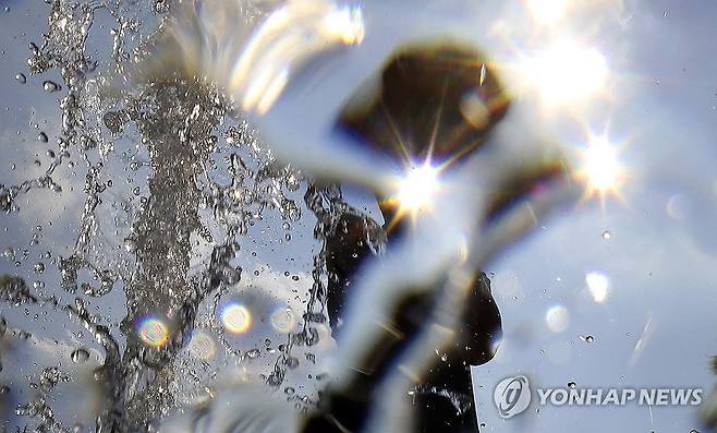 '폭염 탈출' (대구=연합뉴스) 김현태 기자 = 대구의 낮 최고기온인 40도를 웃돈 3일 오후 시내의 한 바닥분수에서 어린이가 더위를 식히고 있다. 2026.8.3 mtkht@yna.co.kr