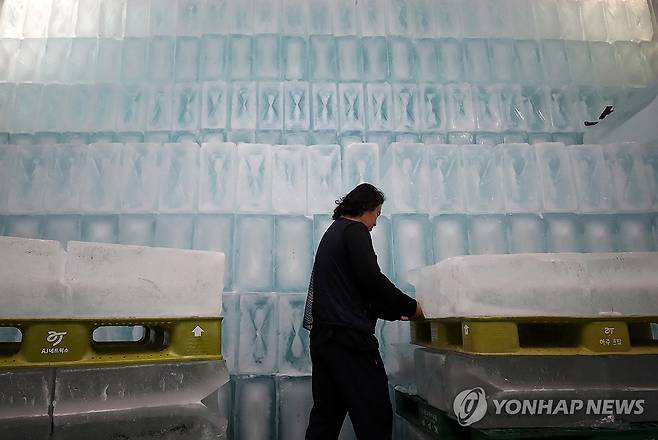 폭염에 분주한 얼음 공장 (대구=연합뉴스) 김현태 기자 = 3일 대구 북구의 한 얼음 공장에서 관계자가 출고될 얼음을 점검하고 있다. 공장관계자는 폭염이 지속되며 작년 여름철보다 생산량이 20% 더 늘었다고 말했다. 2026.8.3 mtkht@yna.co.kr