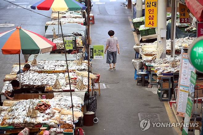 한산한 서문시장 (대구=연합뉴스) 김현태 기자 = 3일 휴가철에 폭염까지 덮치며 대구 서문시장이 한산한 모습이다. 2026.8.3 mtkht@yna.co.kr