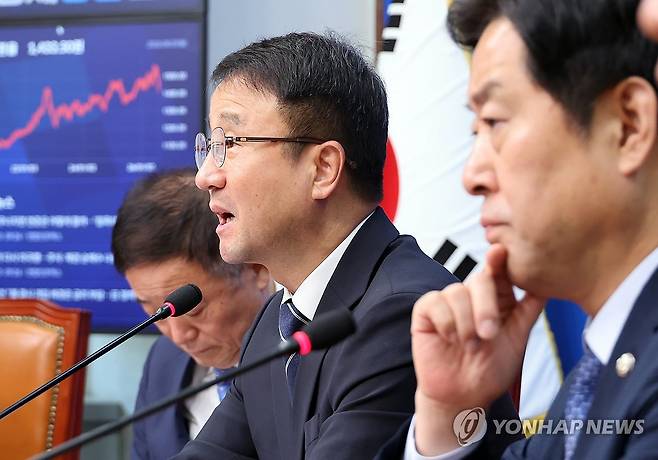 한병도 대표 직무대행, 최고위원회의 발언 (서울=연합뉴스) 배재만 기자 = 더불어민주당 한병도 대표 직무대행 겸 원내대표가 3일 국회에서 열린 최고위원회의에서 발언하고 있다. 2026.8.3 scoop@yna.co.kr