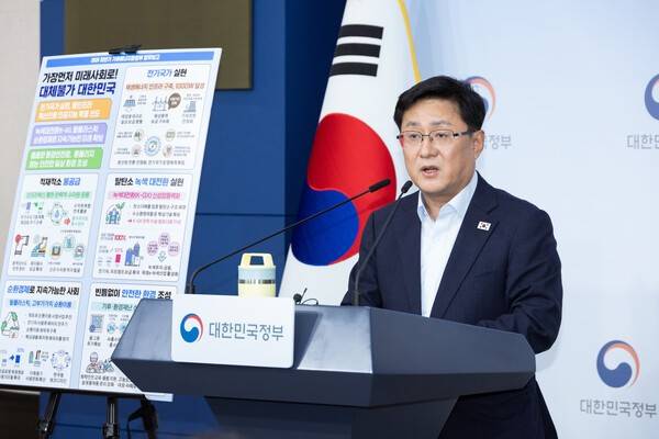 김성환 기후에너지환경부 장관이 3일 오후 정부서울청사에서 업무보고내용을사전 설명을 하고 있다./사진 제공=기후에너지환경부