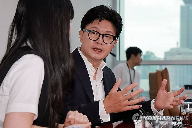 무소속 한동훈 의원이 지난달 국회 의원회관 자신의 사무실에서 더불어민주당이 추진하는 검찰 보완수사권 폐지와 관련해 '부산 돌려차기' 사건 피해자와 면담하고 있다. / 사진=연합뉴스