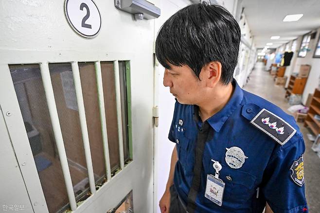 지난달 14일 경남 진주교도소에서 한 교도관이 땀을 흘리며 순찰을 돌고 있다. 전국 교정시설에 상주하는 정신의학과 전문의는 진주교도소 1명뿐이다. 장련성 기자
