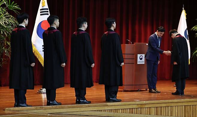 지난 3일 정부과천청사 법무부에서 신임 검사들이 임관식을 하고 있다. 연합뉴스