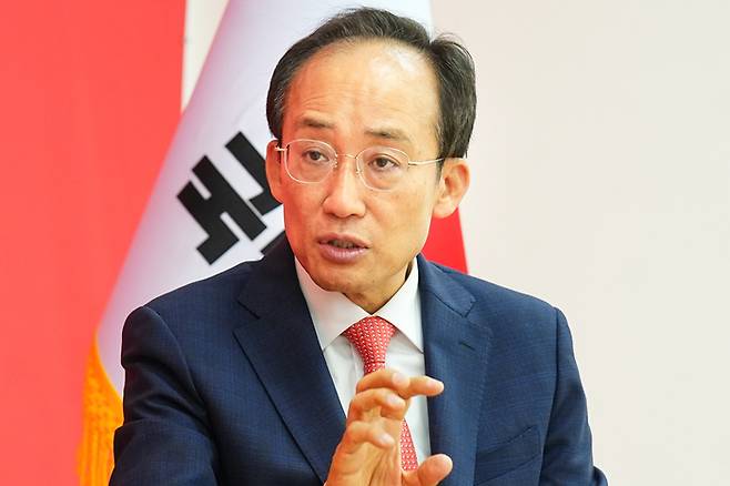 추경호 대구시장이 6·3 지방선거 후보 시절이던 지난 4월28일 대구 수성구 국민의힘 대구시당에서 경향신문과 인터뷰하고 있다. 국민의힘 대구시당 제공