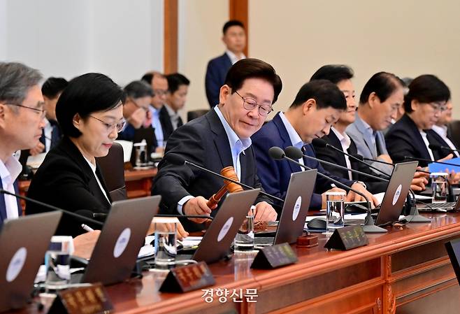 이재명 대통령이 4일 청와대에서 열린 국무회의에서 의사봉을 두드리고 있다. 청와대사진기자단