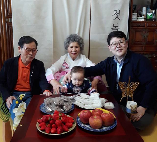 외손주의 첫돌을 맞아 남편(왼쪽), 아들과 함께 돌상 앞에서 기념촬영을 했다.