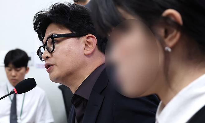 무소속 한동훈 의원이 4일 국회 의원회관에서 열린 '보완수사권 폐지 지옥문이 열렸다' 토론회에서 발언하고 있다. 한 의원 왼쪽은 부산 돌려차기 피해자 김진주(가명)씨. 공동취재사진