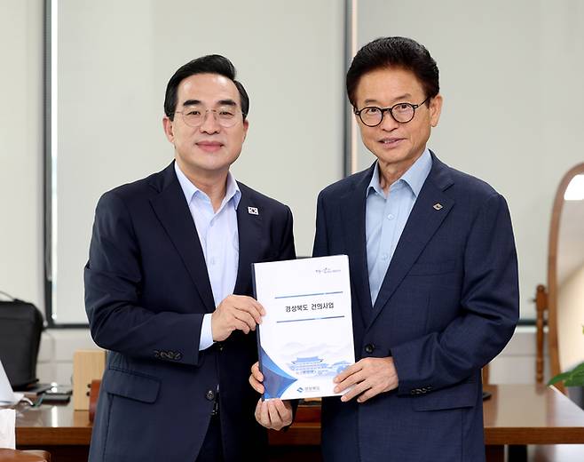 ▲ 이철우경북도지사가 5일 서울 한국재정정보원에서 박홍근 기획예산처 장관과 만나 영일만횡단구간 고속도로와 울릉공항 건설을 비롯한 경북 미래 5대 핵심사업을 설명하고 정부 차원의 적극적인 국비 지원 요청후 기념촬영을가진 장면,경북도제공