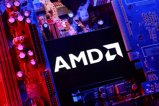 컴퓨터 마더보드 위로 AMD 로고가 보인다. 로이터연합뉴스