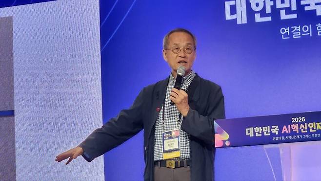 세계적인 진화생물학자인 최재천 이화여자대학교 명예교수는 행사 첫날 진행한 ‘From AI to SI: 통섭과 숙론’ 기조강연에서 이 질문을 한국 교육의 현실과 연결했다. (사진=테크42)