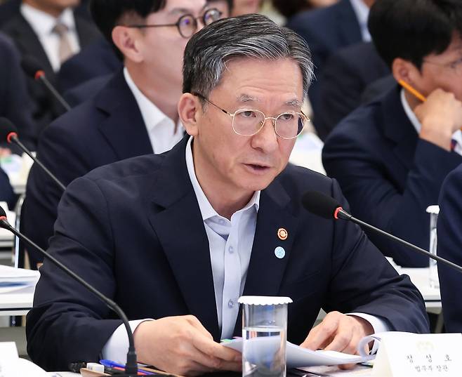정성호 법무부 장관이 8월 5일 청와대 영빈관에서 열린 이재명 대통령 주재 부처 업무보고에서 보고하고 있다. 연합뉴스