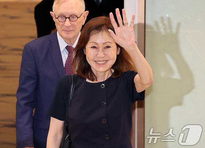 미셸 스틸(한국명 박은주) 신임 주한미국대사가 30일 인천국제공항 제2여객터미널을 통해 입국하며 손을 들어 인사하고 있다. 2026.7.30 ⓒ 뉴스1 김진환 기자