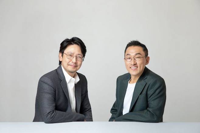 카카오게임즈 김태환(오른쪽)·이시우 공동대표. 카카오게임즈