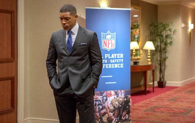 영화 ‘게임 체인저’에서 미국프로미식축구리그(NFL) 선수의 사인을 밝혀내며 고뇌하는 법의학자 베넷 오말루(윌 스미스 분). 사진 출처 IMDb