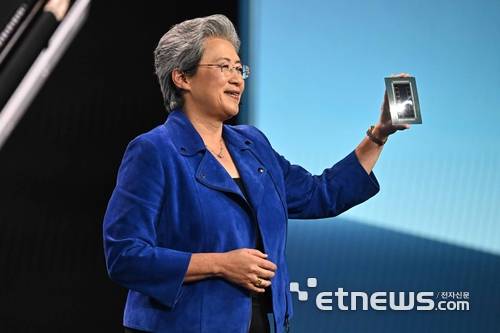 세계 최대 가전·정보기술(IT) 전시회 'CES 2026' 개막을 하루 앞둔 5일(현지시간) 미국 네바다주 라스베이거스 베네시안호텔에서 리사 수 AMD CEO가 기조연설 중 AI가속기 'MI455X'를 공개하고 있다. 라스베이거스=이동근기자 foto@etnews.com