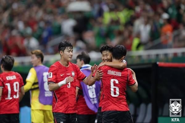 이기혁(왼쪽, 월드컵 대표팀). 대한축구협회 제공