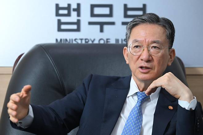 정성호 법무부 장관이 지난달 27일 경기 과천 법무부 청사에서 본보와 인터뷰를 하고 있다. 과천=장련성 기자
