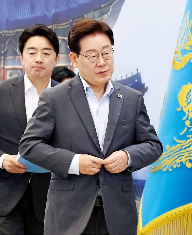이재명 대통령이 5일 청와대에서 부처별 업무보고를 받은 뒤 강훈식 비서실장과 집무실을 나서고 있다. 외교부, 재외동포청, 통일부, 국가보훈부 등이 이날 이 대통령에게 업무보고를 했다. /김범준 기자
