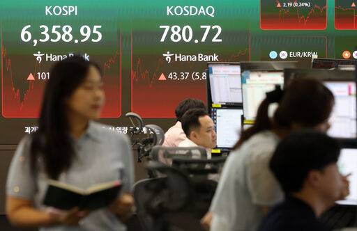 코스닥 지수가 전 거래일보다 43.37포인트(5.88%) 오른 780.72에 장을 마감한 4일 오후 서울 중구 하나은행 딜링룸 전광판에 종가가 표시돼 있다. 뉴시스