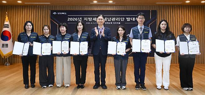 황명석 경북도 행정부지사가 2026년 지방세입 체납관리단 발대식에 참석해 표창장을 수여하고 있다. 경북도 제공