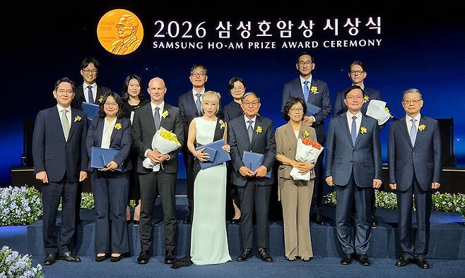 호암재단이 삼성호암상 수상자에게 수여되는 상금을 3억원에서 5억원으로 증액한다. 한국의 노벨상으로 불리는 호암상의 권위와 위상을 높이자는 취지다. 사진은 지난 6월1일 열린 ‘2026 삼성호암상’ 시상식에서 이재용 삼성그룹 회장(앞줄 왼쪽)이 수상자 등 참석자들과 기념촬영을 하고 있다. 삼성전자 제공