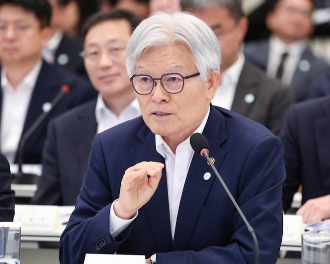 발언하는 최동석 인사혁신처장 - 인사혁신처장이 5일 청와대 영빈관에서 열린 이재명 대통령 주재 부처 업무보고에서 발언하고 있다. 청와대통신사진기자단