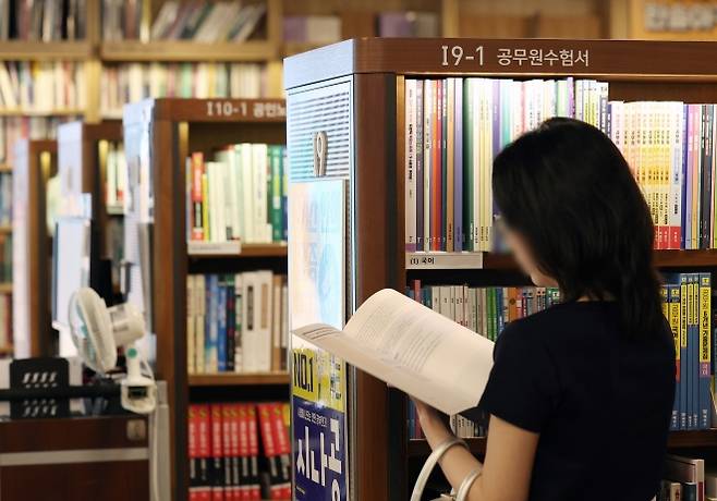 취업 한파로 공무원 시험 ‘인기’ - 지난달 28일 서울 종로구 광화문 교보문고를 찾은 공시생이 수험서를 살펴보고 있다. 최근 사기업 채용 축소가 장기화하면서 수년간 인기가 시들했던 공무원 시험이 다시 주목받기 시작했다. 국가데이터처가 최근 발표한 ‘2026년 5월 경제활동인구 조사 청년층 부가 조사’에 따르면 올해 5월 비경제활동인구 중 일반직 공무원 준비 비율은 22.1%로 지난해 대비 3.9%포인트 상승했다. 뉴스1