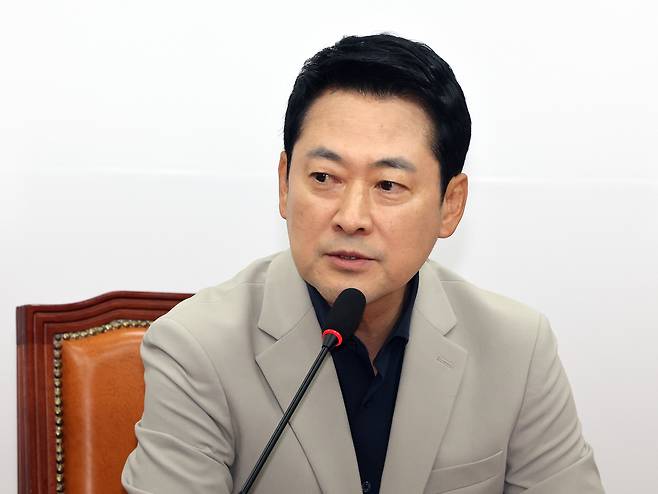 장동혁 국민의힘 대표가 5일 오후 서울 여의도 국회에서 단일종목 레버리지 상장지수펀드(ETF) 등 현안 관련 기자회견을 하고 있다. 뉴스1