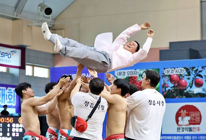 경북 문경시에서 열린 '위더스제약 2026 문경오미자장사 씨름대회' 단체전 우승을 한 정읍 단풍미인씨름단 선수들이 박희연 감독을 헹가래치고 있다. ⓒ정읍시청 제공