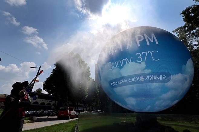 ▲ 전국을 뒤덮은 심각한 무더위로 4일 잠실과 광주에서 열릴 예정이었던 프로야구 경기는 일찌감치 취소됐지만, 인천 지역은 미세한 차이로 폭염중대경보 지역이 아니라는 이유로 경기는 정상 진행됐다 ⓒ연합뉴스