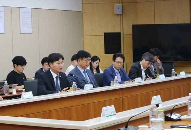 구혁채 과학기술정보통신부 제1차관이 6일 오전 충청북도 음성군 DB하이텍 상우캠퍼스에서 열린 ‘DB하이텍-모아팹 중고장비 이전 협약식’ 에서 조기석 DB하이텍 대표에게 감사인사를 표하고 있다. DB하이텍 제공