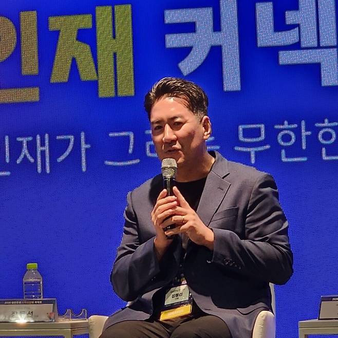 장동선 궁금한뇌연구소 대표는 ‘AI는 세상을 어떻게 바꾸는가’와 ‘뇌는 춤추고 싶다’를 집필했다. 이날 북콘서트에서는 AI가 인간의 뇌에 미치는 영향을 다룬 새 책을 집필 중이라고 밝혔다. 그런 장 대표의 이야기는 그런 집필 방향의 연장선에 있었다. (사진=테크42)