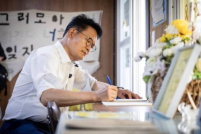 6일 송영길 민주당 당대표 후보가 진도군 세월호 팽목기억관을 찾은 모습.(송영길 후보 페이스북)