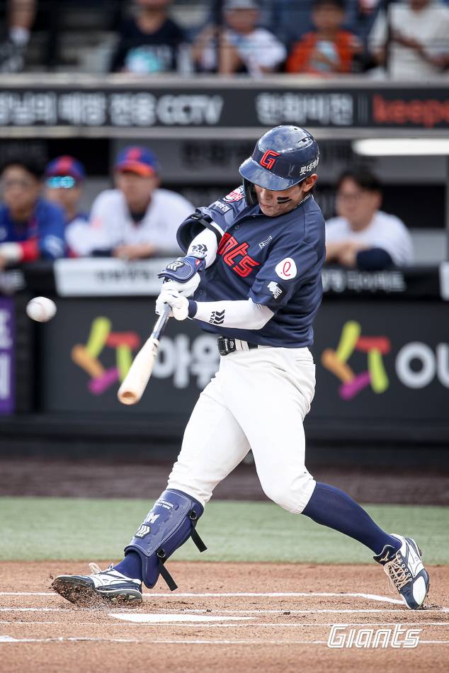롯데 황성빈이 29일 대전 한화생명 볼파크에서 열린 2026 KBO리그 한화전에서 타격하고 있다. 사진 | 롯데 자이언츠
