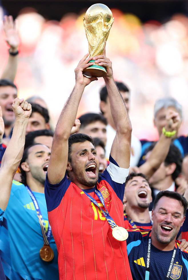 EAST RUTHERFORD, NEW JERSEY - JULY 19: Rodri #16 of Spain lifts the FIFA World Cup Winner?s Trophy after the team?s victory following during the FIFA World Cup 2026 Final match between Spain and Argentina at New York New Jersey Stadium on July 19, 2026 in East Rutherford, New Jersey. Justin Setterfield/Getty Images/AFP (Photo by Justin Setterfield / GETTY IMAGES NORTH AMERICA / Getty Images via AFP)
<저작권자(c) 연합뉴스, 무단 전재-재배포, AI 학습 및 활용 금지>