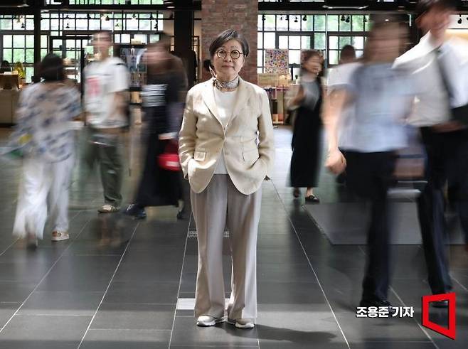 김성희 국립현대미술관장이 서울 종로구 삼청로 국립현대미술관 서울에서 아시아경제와 인터뷰 중 포즈를 취하고 있다. 조용준 기자