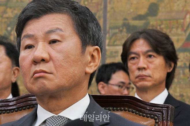 정몽규 전 축구협회장(왼쪽)과 홍명보 전 감독. ⓒ 데일리안 홍금표 기자