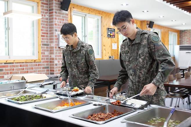 육군 장병들이 부대 식당 배식대에서 식판에 밥과 반찬을 담고 있다. 제2작전사령부 제공