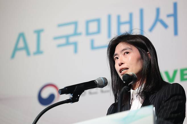 정신아 카카오 대표이사가 지난 3월 9일 경기도 성남시 분당구 경기창조경제혁신센터에서 열린 AI 국민비서 시범서비스 개통식에서 추진전략을 발표하고 있다. 연합뉴스
