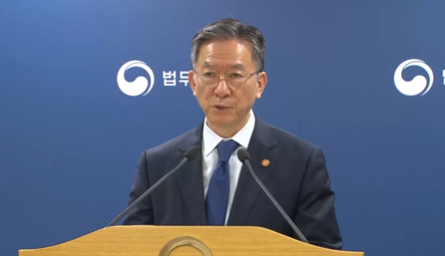 정성호 법무부 장관이 어제(5일) 오전 경기 과천시 정부과천청사 법무부 브리핑실에서 2026 하반기 업무보고 사전 브리핑 전 모두발언을 하고 있다. / 사진=MBN