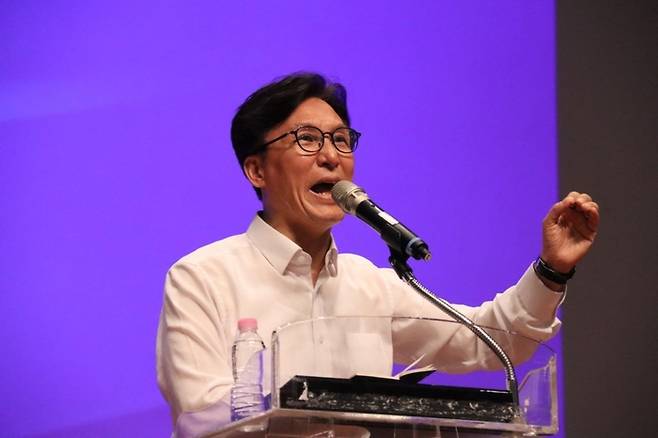 더불어민주당 당 대표 선거에 출마한 김민석 전 총리가 6일 전남광주 순천대에서 열린 핵심활동가 강연회에서 연설하고 있다. 2026.8.6 연합뉴스