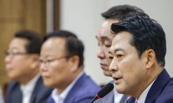 장동혁 국민의힘 대표가 6일 서울 여의도 국회에서 열린 최고위원회의에서 발언하고 있다. 뉴시스
