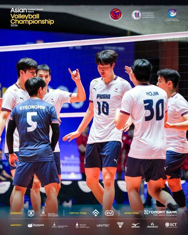 한국 남자배구 대표팀이 5일 몽골에서 열린 동아시아선수권 조별리그 B조 일본과의 맞대결에서 환호하고 있다./몽골배구협회 제공